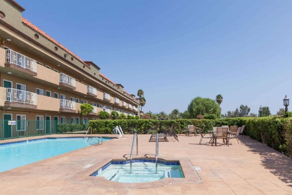 Travelodge by Wyndham Sylmar CA image 13