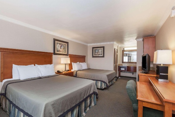 Travelodge by Wyndham Sylmar CA image 6